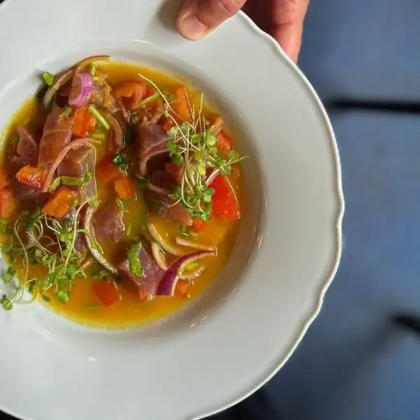 Ceviche z tuńczyka w złotym leche de tigre z czerwoną cebulą i kiełkami