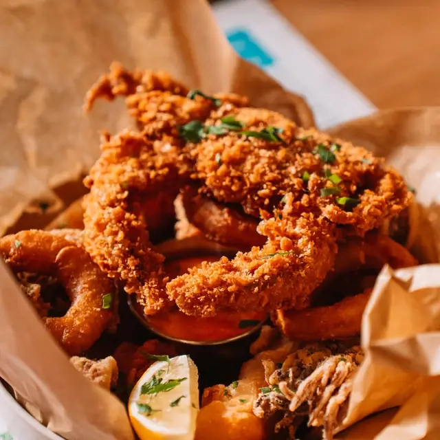 Fritto misto z baby kalmarów i krewetek w papierze, z cytryną